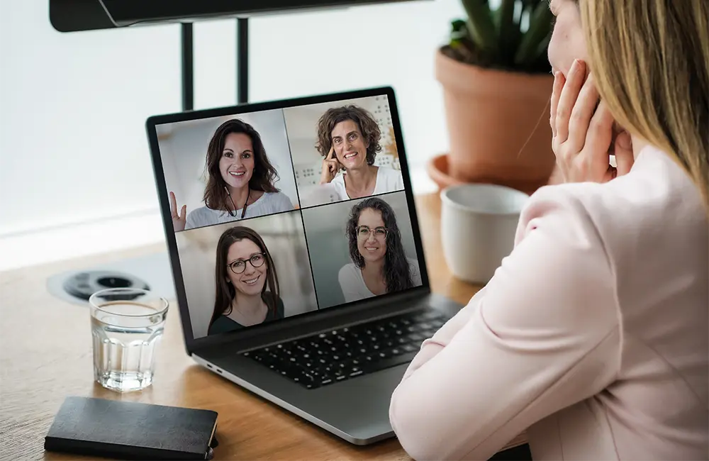 Onlinemeeting am Laptop von Zuhause aus.